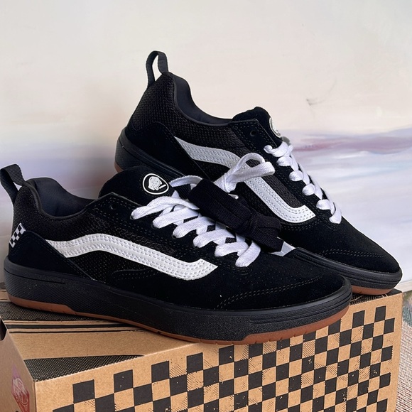 Vans Men’s Zahba
Black/White
VN0007QQBA2
Sneakers - Picture 6 of 16